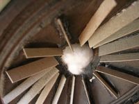 Usztywnienie membrany prostopadłymi paskami tektury.