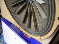 Sztywne zawieszenie wraz z paskami tektury dało szybszy i ładniejszy dźwięk.